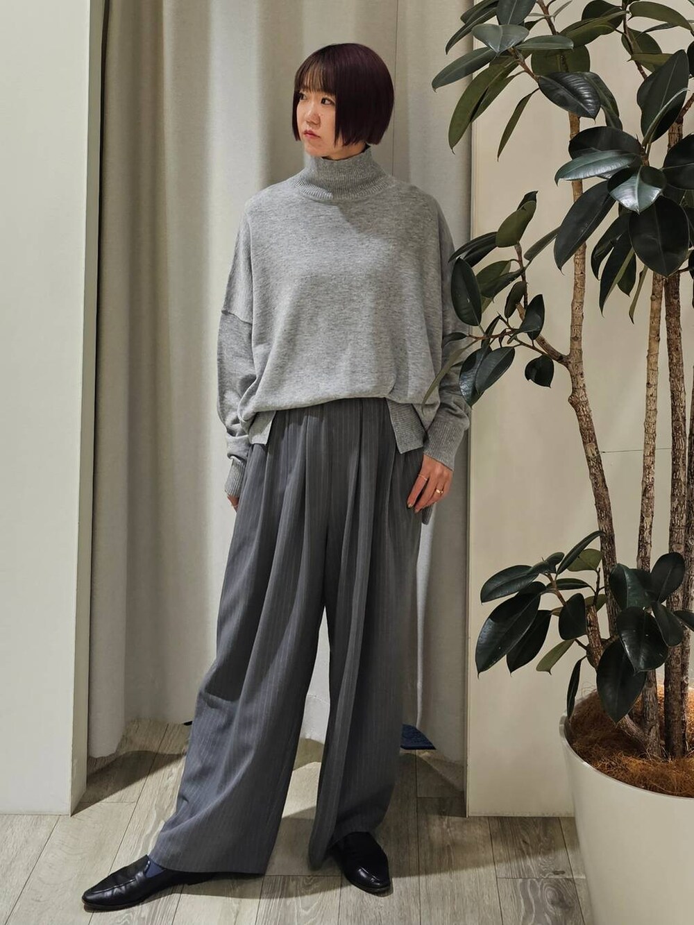 ブラック系のブルゾン、グレー系のニット/セーター、グレー系のその他パンツを着用したレディースの冬コーディネートの3枚目の写真