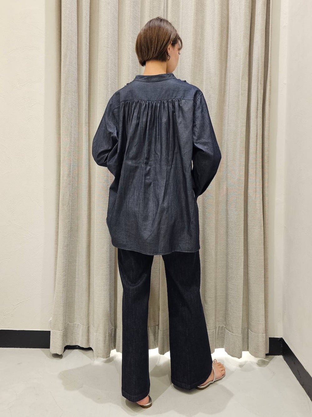 ブルー系のシャツ/ブラウス、ブルー系のデニムパンツ、シルバー系のサンダルを着用したレディースの秋コーディネートの4枚目の写真