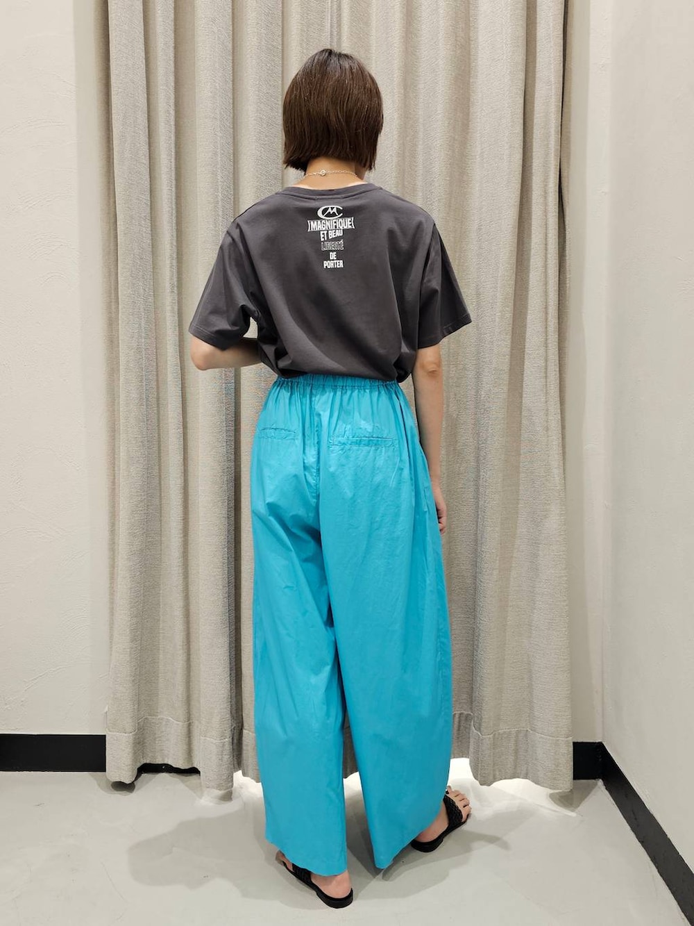 グリーン系のその他パンツ、ブラック系のサンダル、グレー系のTシャツ/カットソーを着用したレディースの夏コーディネートの4枚目の写真