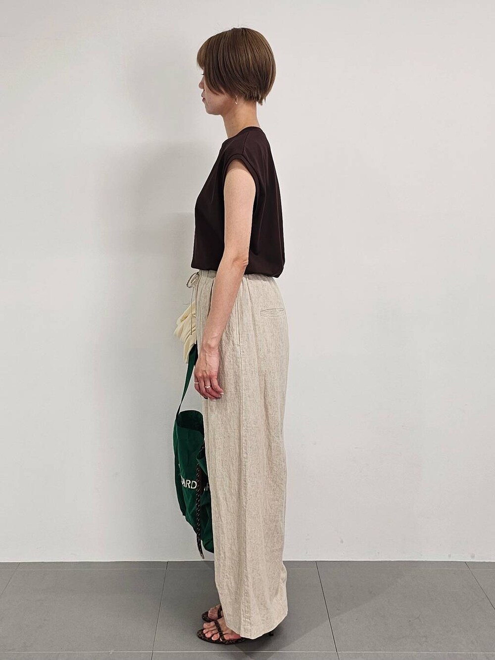 ホワイト系のカーディガン/ボレロ、ベージュ系のその他パンツ、ブラウン系のTシャツ/カットソーを着用したレディースの春コーディネートの5枚目の写真