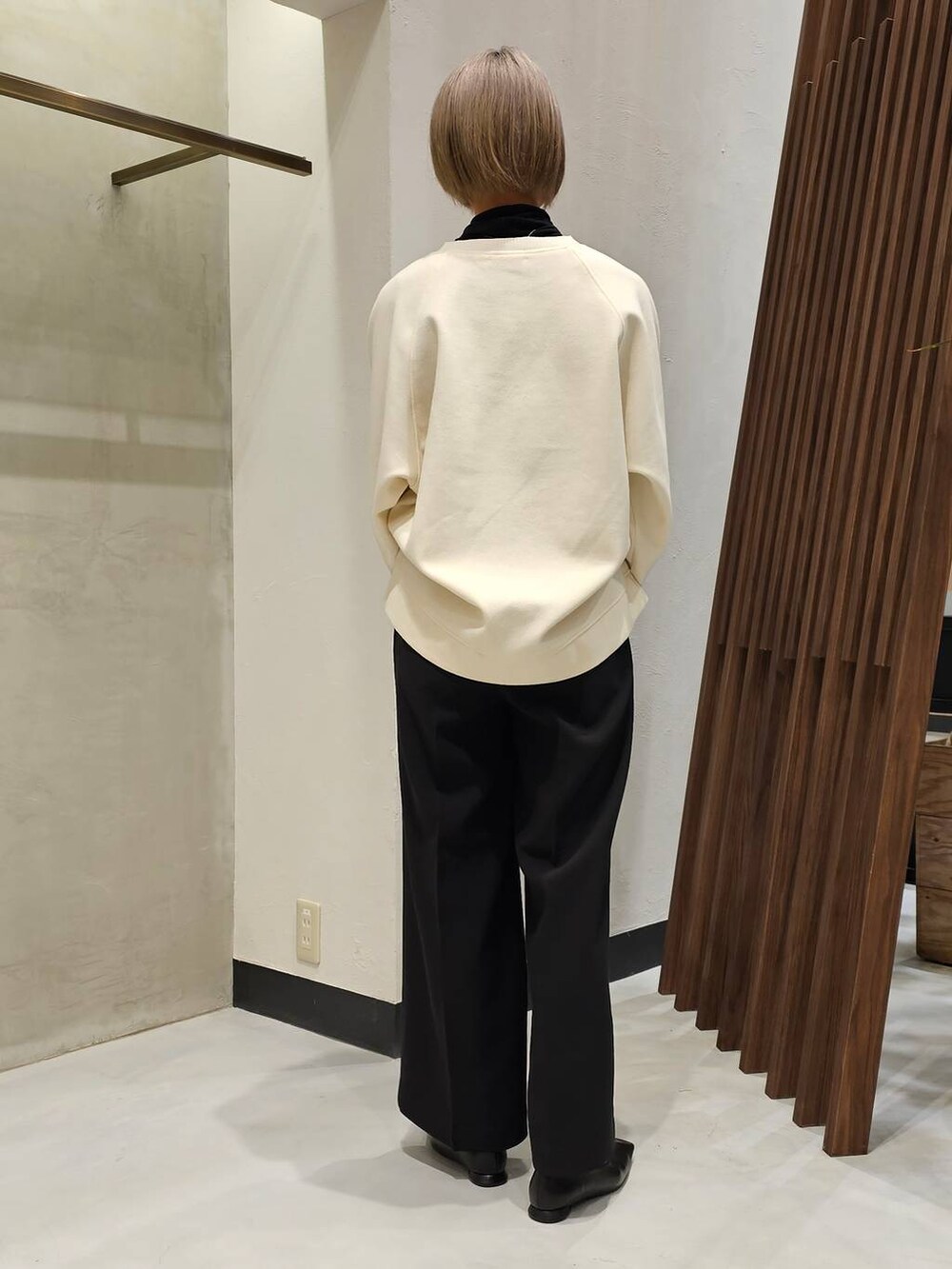 ブラック系のパンプス、ブラック系のTシャツ/カットソー、ホワイト系のニット/セーターを着用したレディースの冬コーディネートの3枚目の写真