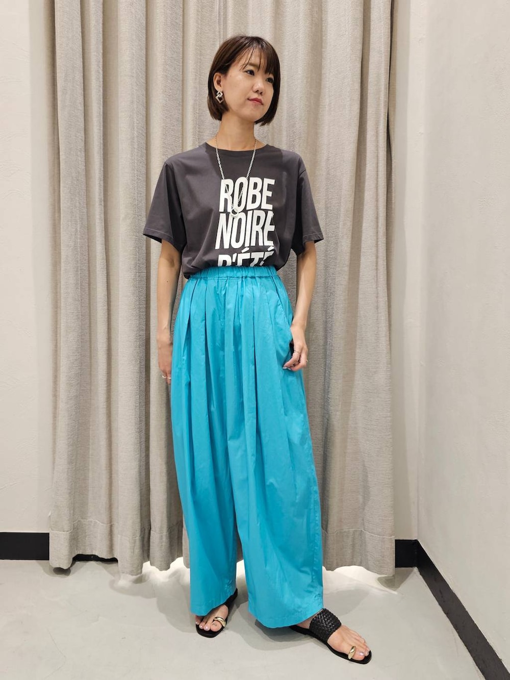 グリーン系のその他パンツ、ブラック系のサンダル、グレー系のTシャツ/カットソーを着用したレディースの夏コーディネートの5枚目の写真