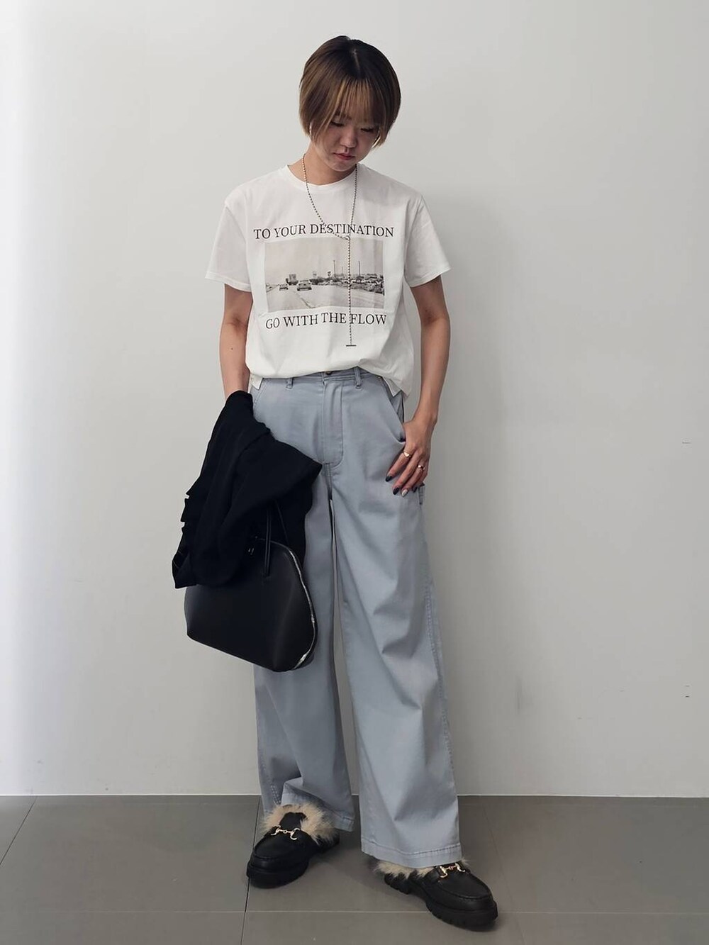 グレー系のその他パンツ、ブラック系のトートバッグ、ブラック系のローファーを着用したレディースの夏コーディネートの2枚目の写真