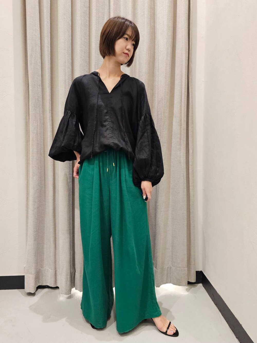 ブラック系のスリッポン、ブラック系のシャツ/ブラウス、グリーン系のその他パンツを着用したレディースの夏コーディネートの5枚目の写真