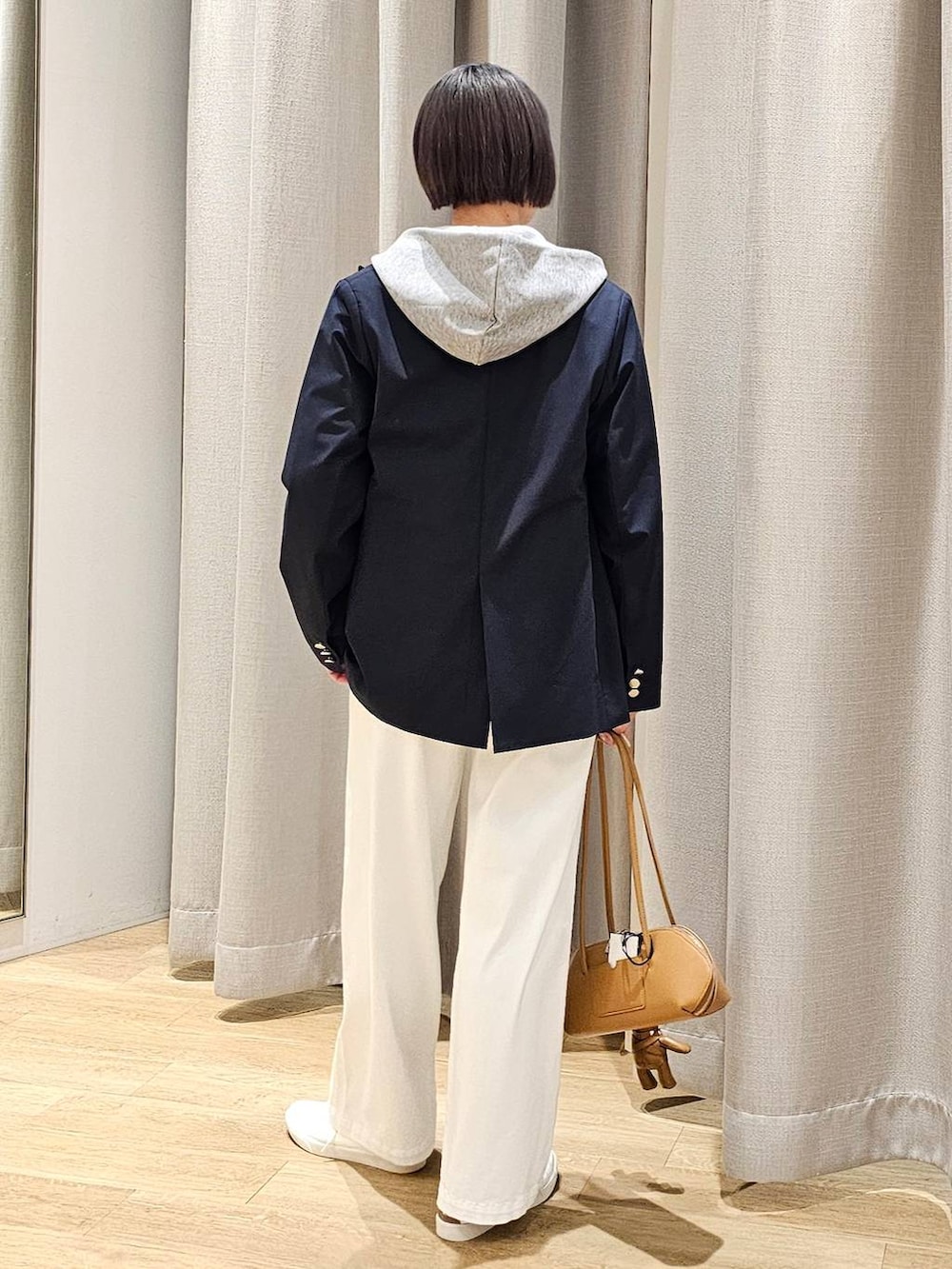 グレー系のパーカー、ホワイト系のTシャツ/カットソー、ブルー系のテーラードジャケットを着用したレディースの冬コーディネートの4枚目の写真