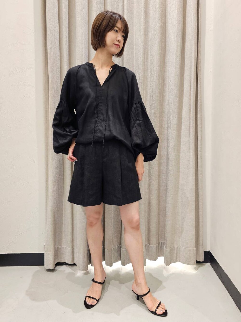 ブラック系のスリッポン、ブラック系のシャツ/ブラウス、ブラック系のその他パンツを着用したレディースの夏コーディネートの2枚目の写真