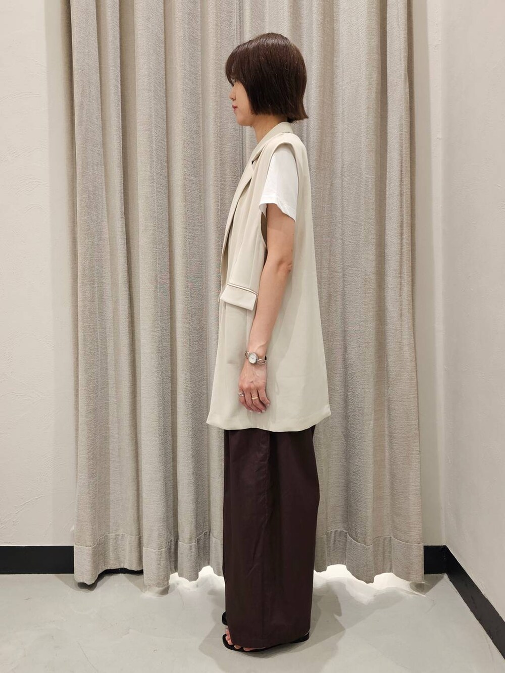 ブラウン系のその他パンツ、ホワイト系のTシャツ/カットソー、ブラック系のサンダルを着用したレディースの夏コーディネートの3枚目の写真