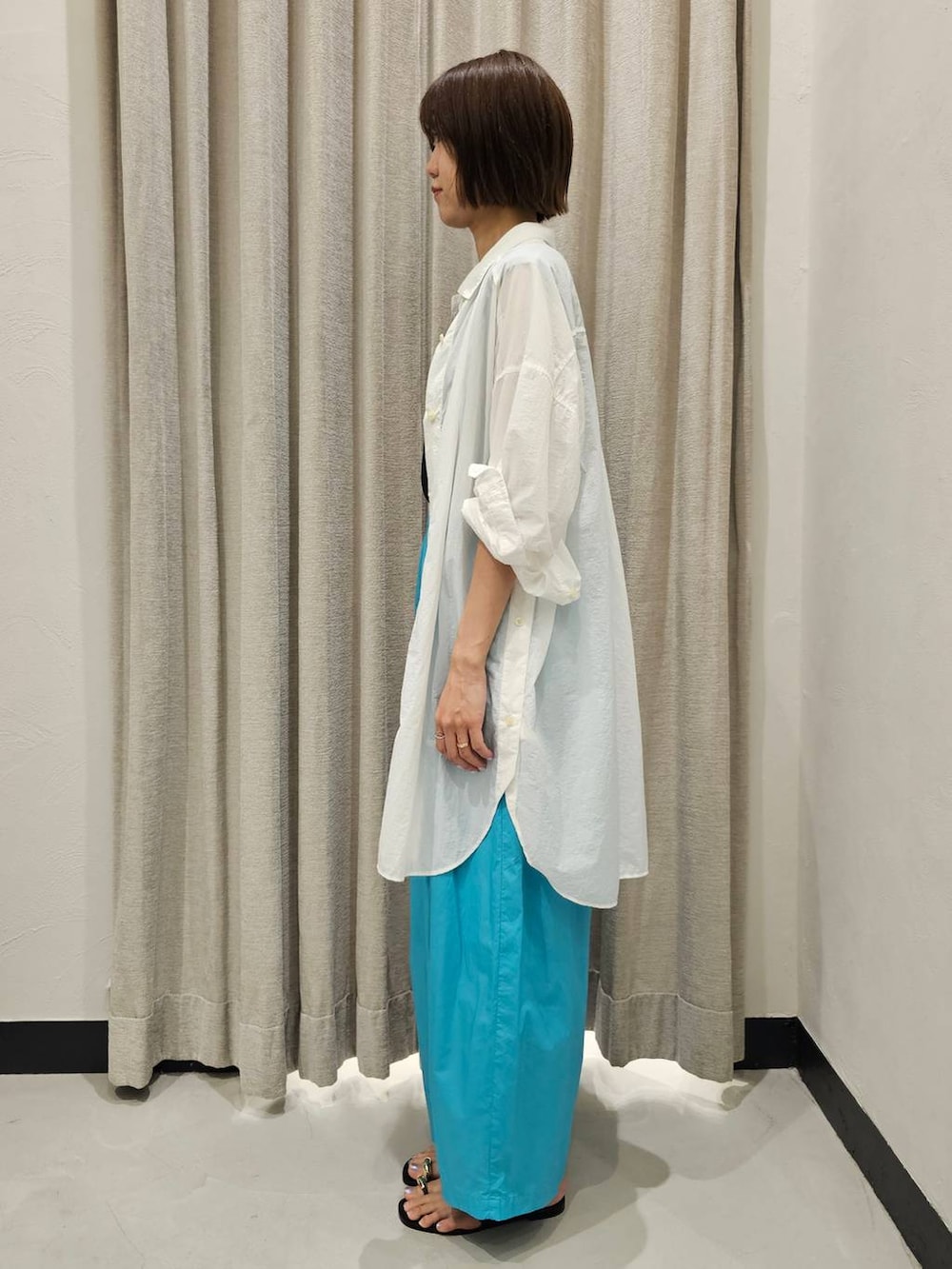 グリーン系のその他パンツ、ブラック系のサンダル、ブラック系のTシャツ/カットソーを着用したレディースの夏コーディネートの5枚目の写真