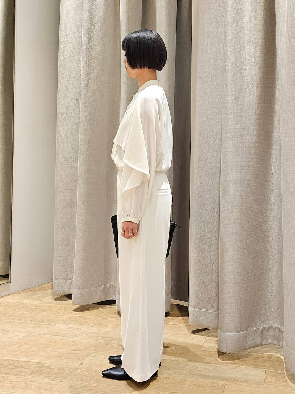 ホワイト系のスラックス、ホワイト系のシャツ/ブラウス、グリーン系のテーラードジャケットを着用したレディースの冬コーディネートの6枚目の写真