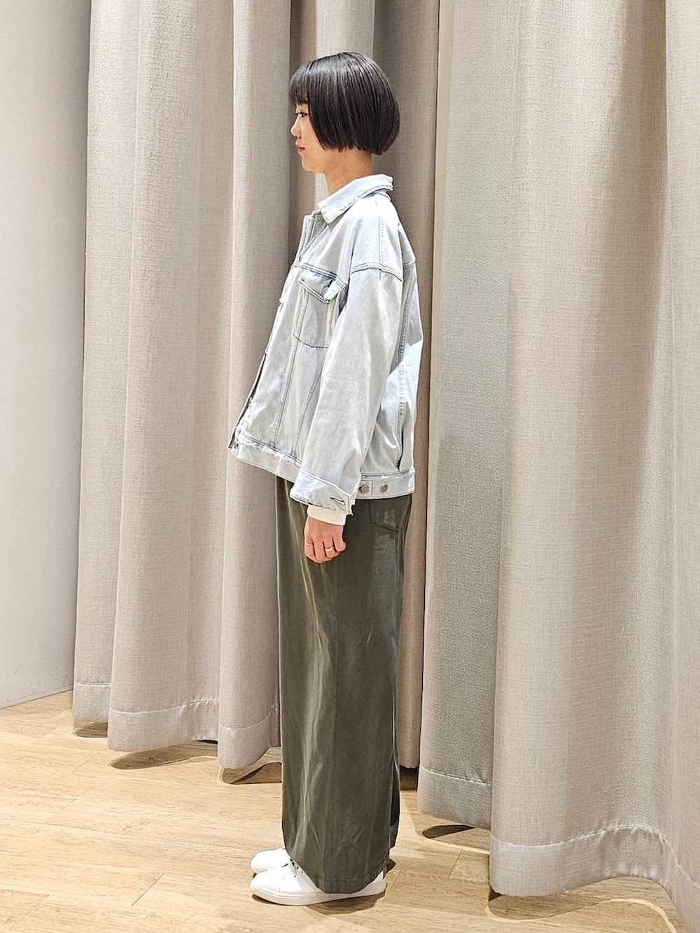 ブルー系のデニムジャケット、ホワイト系のTシャツ/カットソー、グリーン系のサロペット/オーバーオールを着用したレディースの冬コーディネートの2枚目の写真