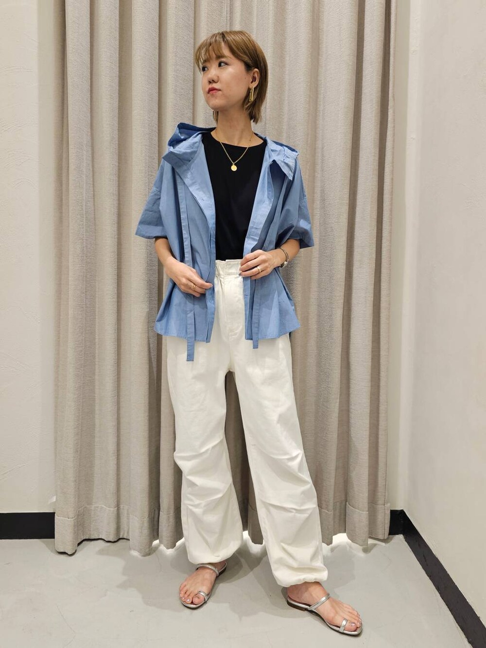 ホワイト系のデニムパンツ、ブルー系のシャツ/ブラウス、ブラック系のTシャツ/カットソーを着用したレディースの夏コーディネートの6枚目の写真