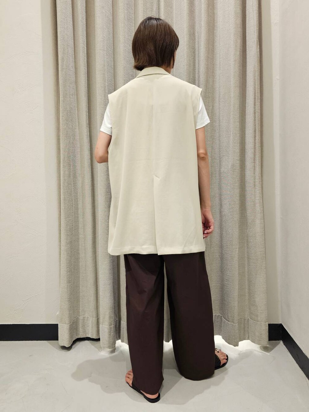 ブラウン系のその他パンツ、ホワイト系のTシャツ/カットソー、ブラック系のサンダルを着用したレディースの夏コーディネートの4枚目の写真