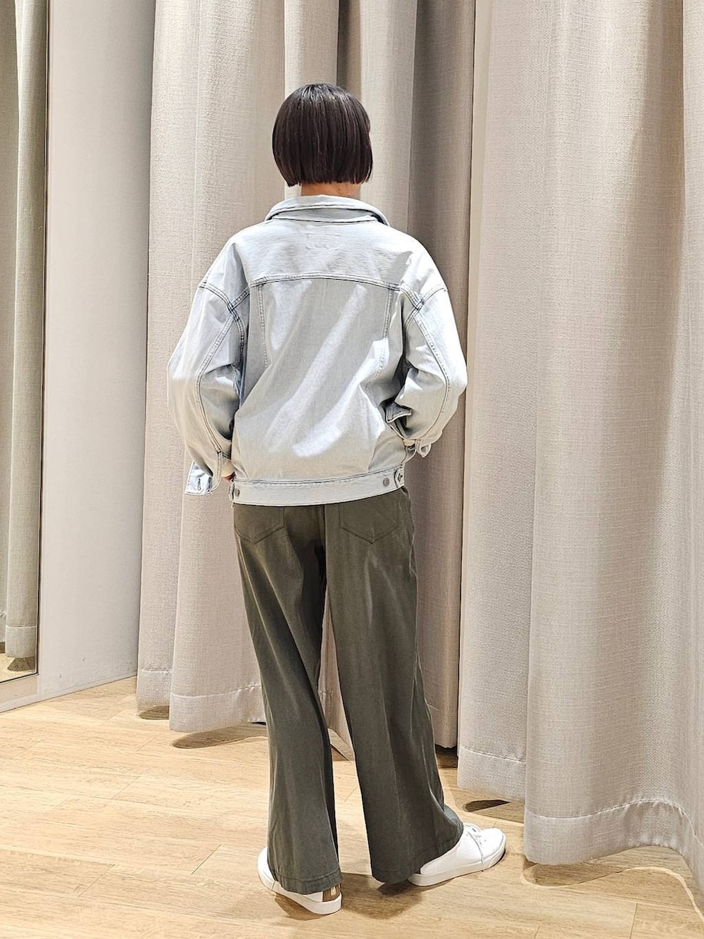 ブルー系のデニムジャケット、ホワイト系のTシャツ/カットソー、グリーン系のサロペット/オーバーオールを着用したレディースの冬コーディネートの3枚目の写真