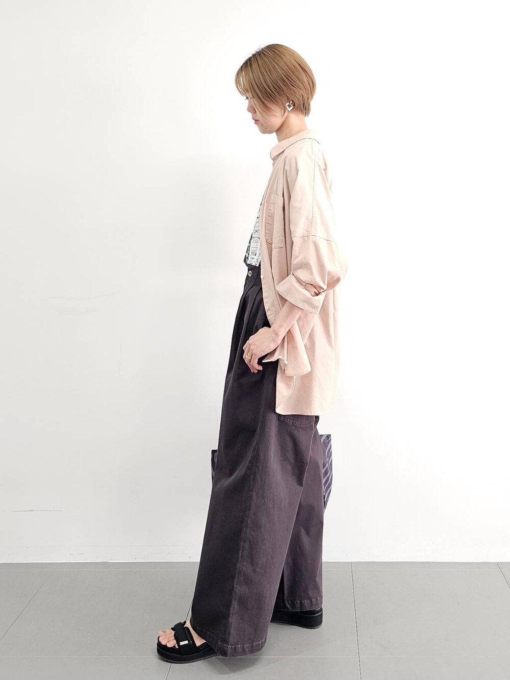 ブラック系のサンダル、グレー系のチノパンツ、ピンク系のシャツ/ブラウスを着用したレディースの夏コーディネートの3枚目の写真