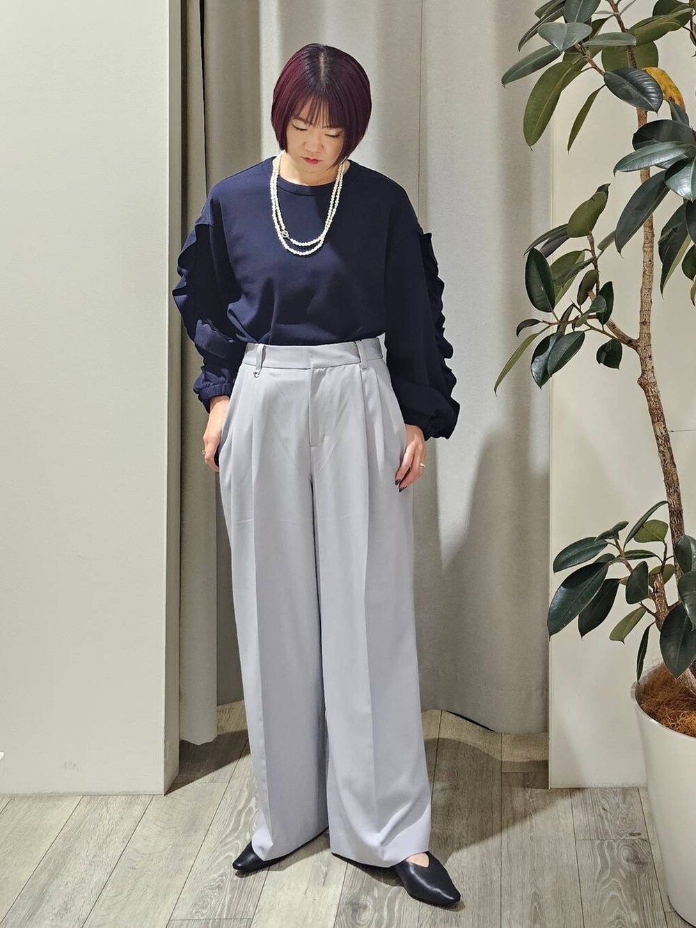 ブルー系のシャツ/ブラウス、グレー系のその他パンツ、その他のネックレスを着用したレディースの冬コーディネートの6枚目の写真