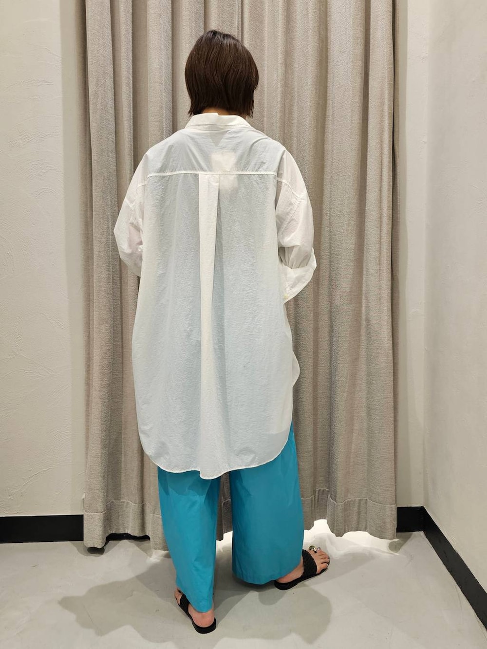 グリーン系のその他パンツ、ブラック系のサンダル、ブラック系のTシャツ/カットソーを着用したレディースの夏コーディネートの6枚目の写真