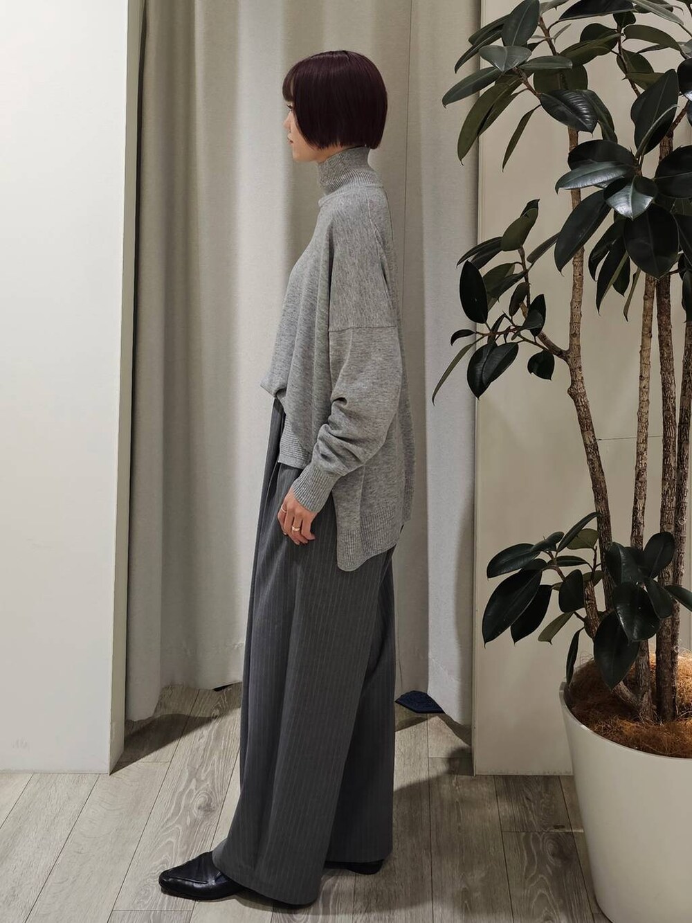 ブラック系のブルゾン、グレー系のニット/セーター、グレー系のその他パンツを着用したレディースの冬コーディネートの5枚目の写真