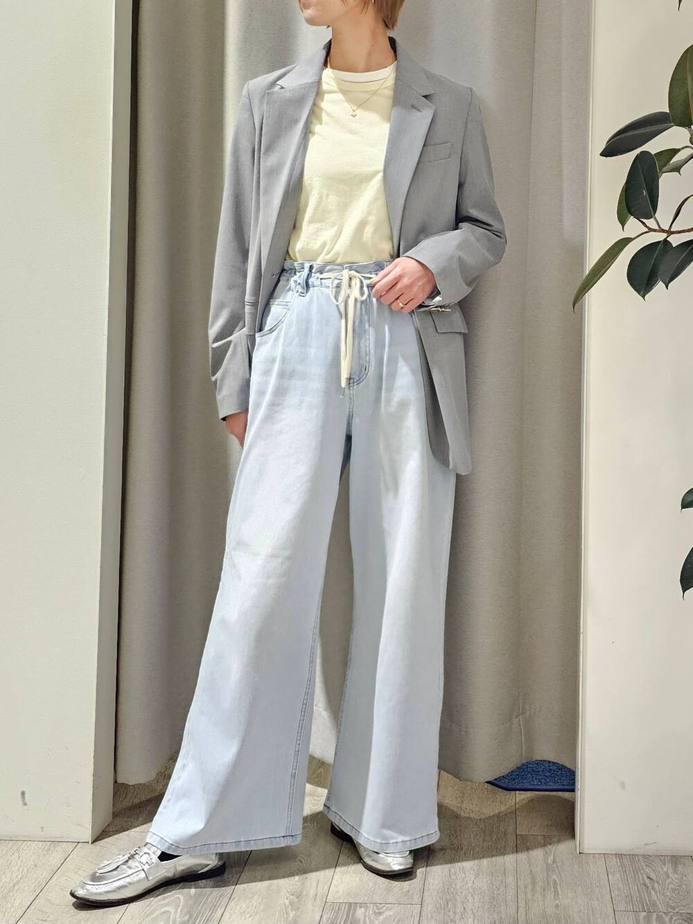 ホワイト系のTシャツ/カットソー、ベージュ系のTシャツ/カットソー、ブルー系のデニムパンツを着用したレディースの冬コーディネートの5枚目の写真