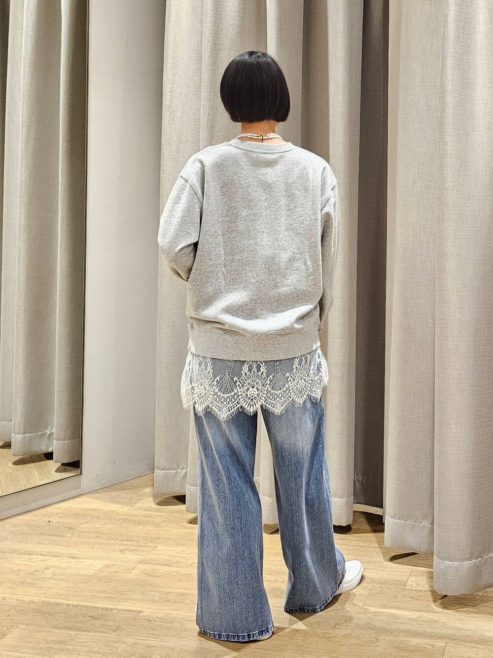 ブルー系のデニムパンツ、グレー系のスウェット、グリーン系のMA-1を着用したレディースの冬コーディネートの6枚目の写真