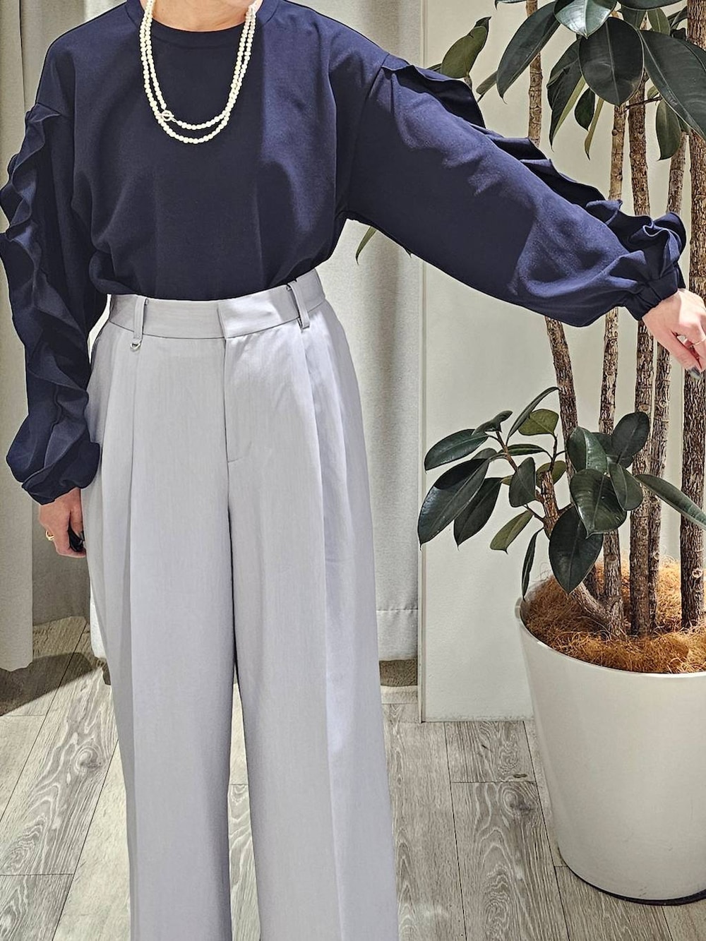 ブルー系のシャツ/ブラウス、グレー系のその他パンツ、その他のネックレスを着用したレディースの冬コーディネートの3枚目の写真