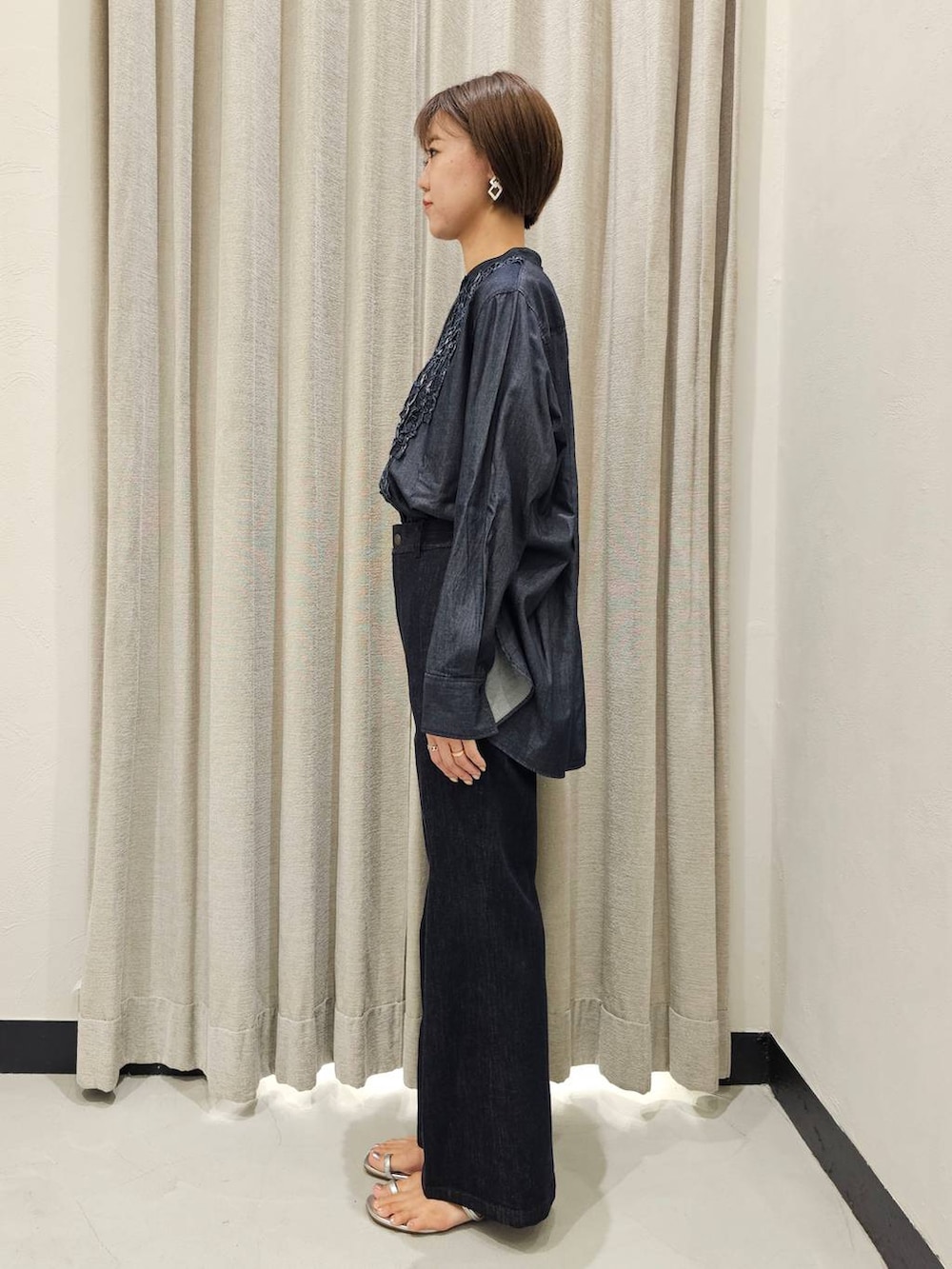 ブルー系のシャツ/ブラウス、ブルー系のデニムパンツ、シルバー系のサンダルを着用したレディースの秋コーディネートの3枚目の写真