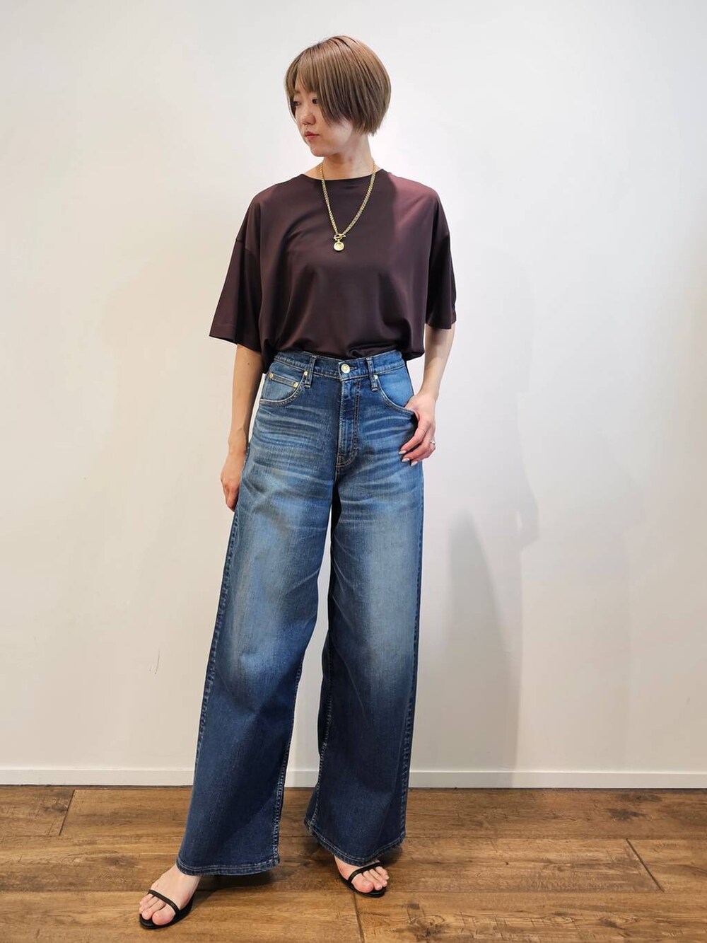「高身長、ナチュラル、セットアップ、BARNYARDSTORM、デニムパンツ」|「surtのBARNYARDSTORM / 【SURT】ルーズシルエットデニム【WEB限定サイズL】(デニムパンツ、ブルー系)」を使った、AZさん(レディース・165cm)の春コーディネートの8枚目の写真