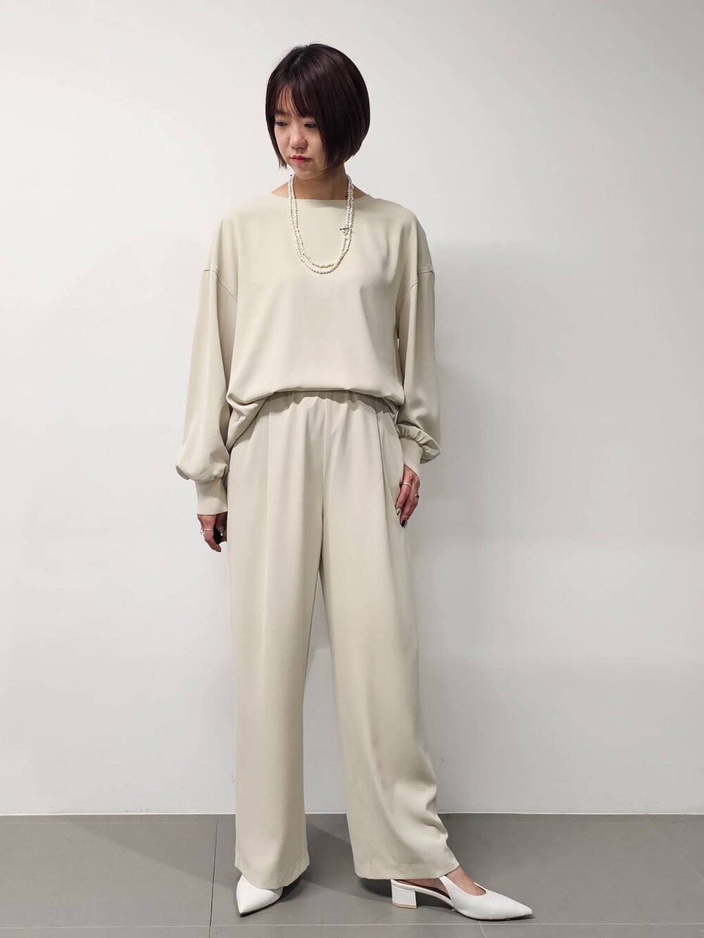 ホワイト系のシャツ/ブラウス、ホワイト系のその他パンツ、その他のネックレスを着用したレディースの冬コーディネートの5枚目の写真