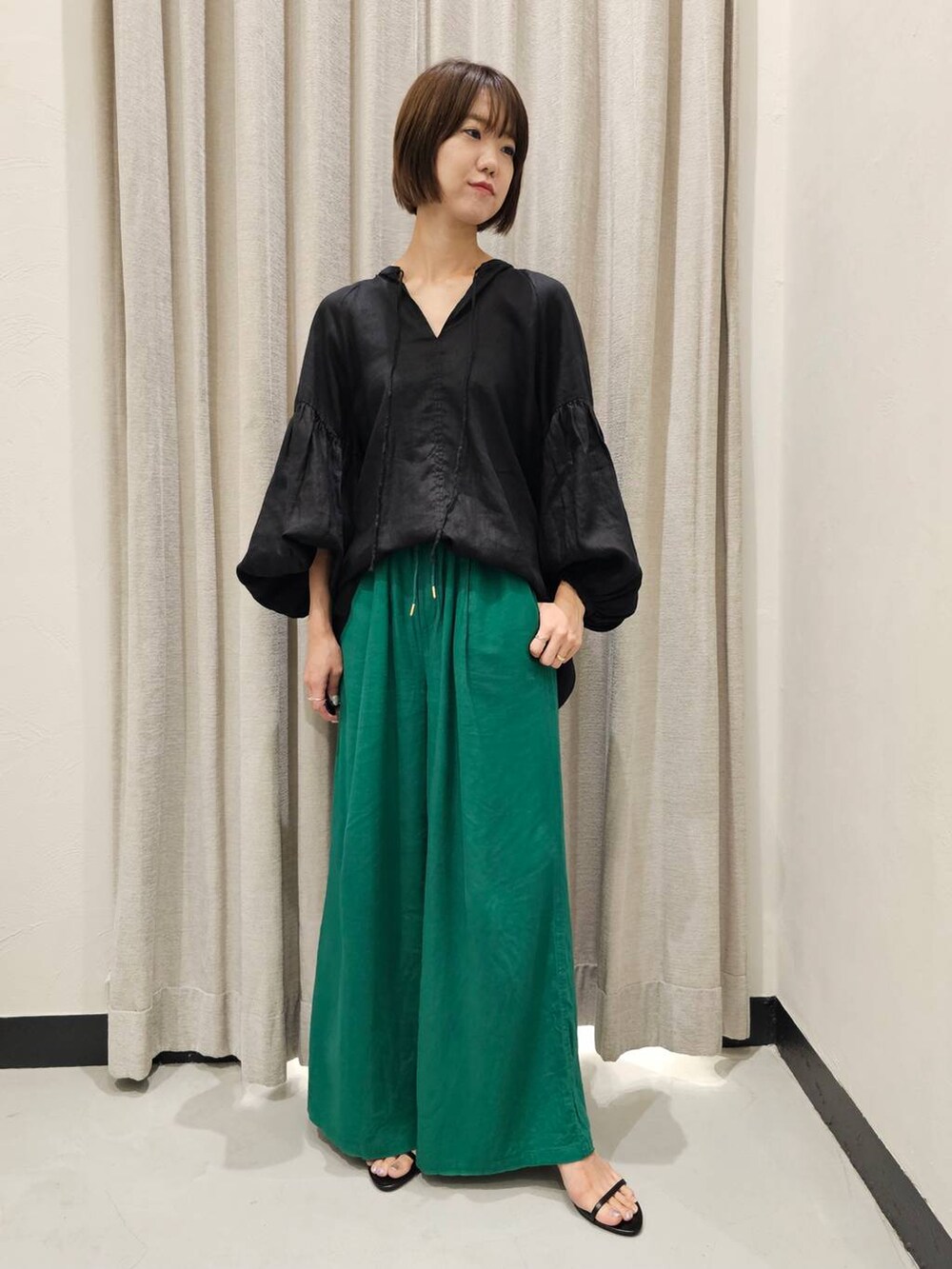 ブラック系のスリッポン、ブラック系のシャツ/ブラウス、グリーン系のその他パンツを着用したレディースの夏コーディネートの2枚目の写真