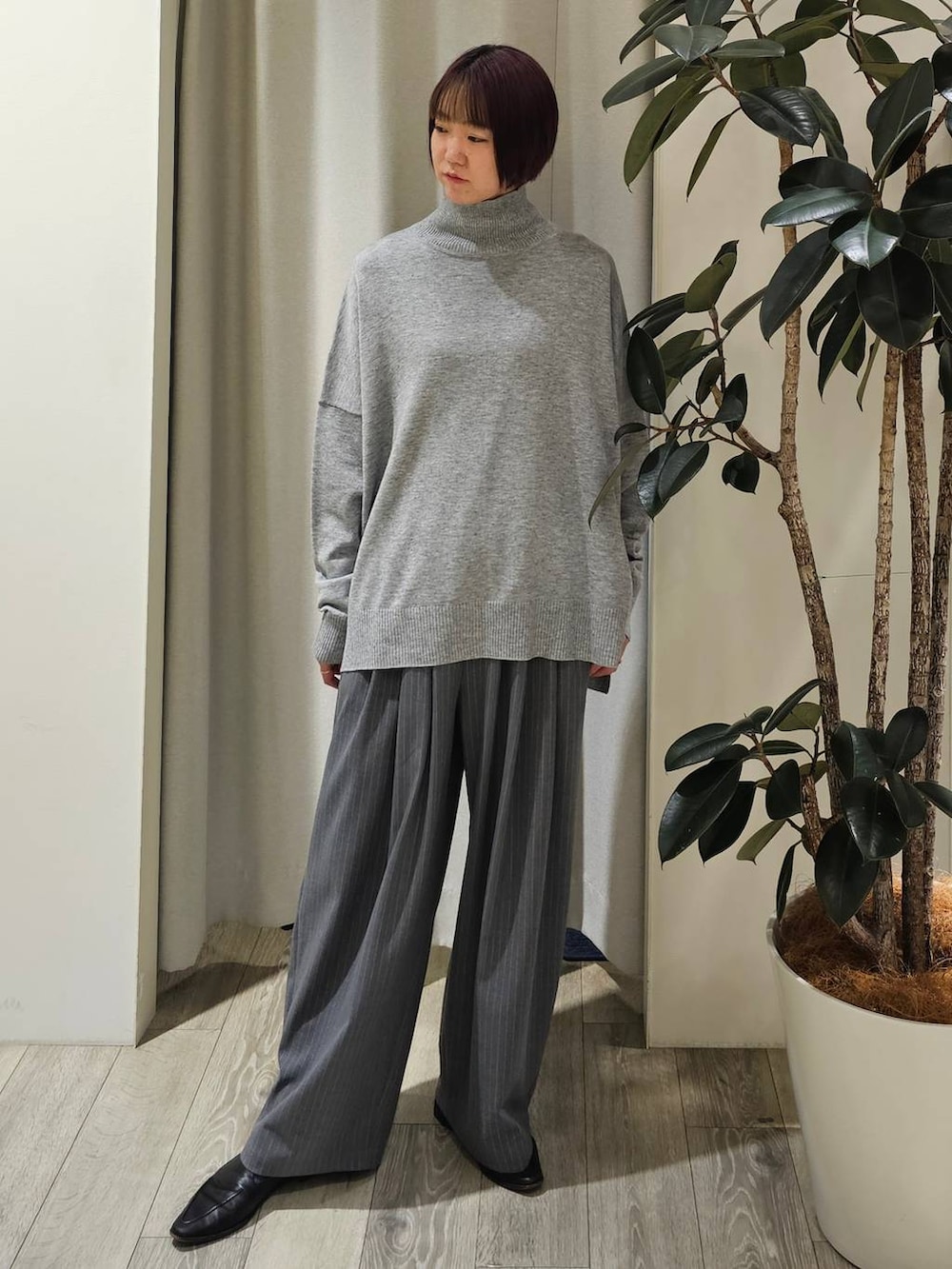 ブラック系のブルゾン、グレー系のニット/セーター、グレー系のその他パンツを着用したレディースの冬コーディネートの4枚目の写真