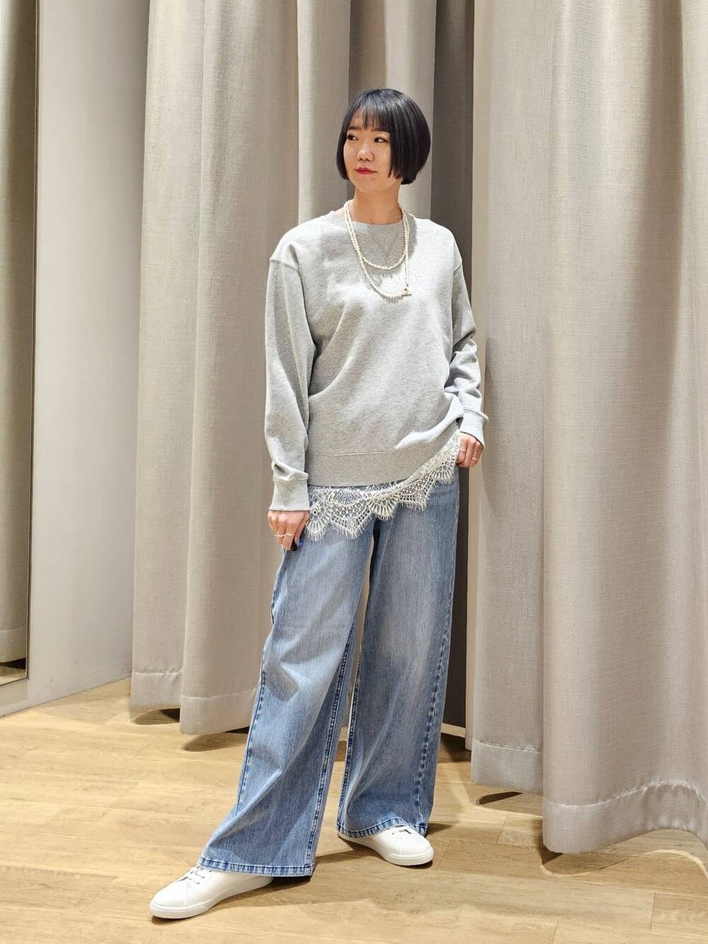 ブルー系のデニムパンツ、グレー系のスウェット、グリーン系のMA-1を着用したレディースの冬コーディネートの4枚目の写真