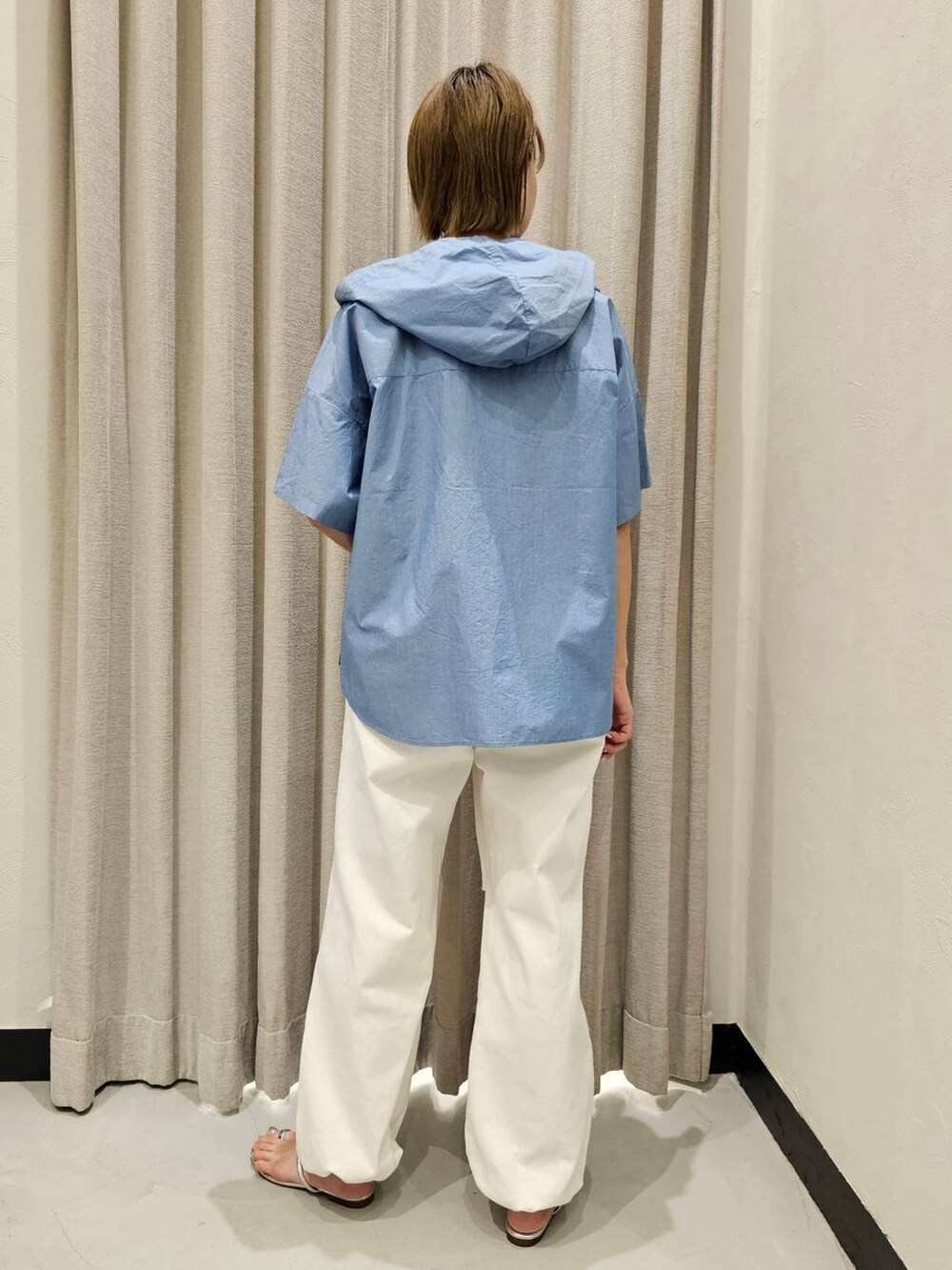 ホワイト系のデニムパンツ、ブルー系のシャツ/ブラウス、ブラック系のTシャツ/カットソーを着用したレディースの夏コーディネートの4枚目の写真