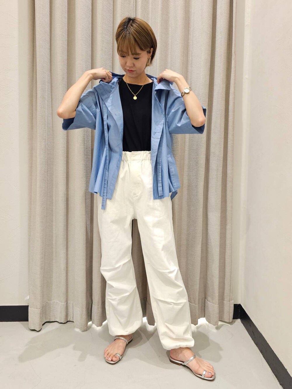 ホワイト系のデニムパンツ、ブルー系のシャツ/ブラウス、ブラック系のTシャツ/カットソーを着用したレディースの夏コーディネートの5枚目の写真