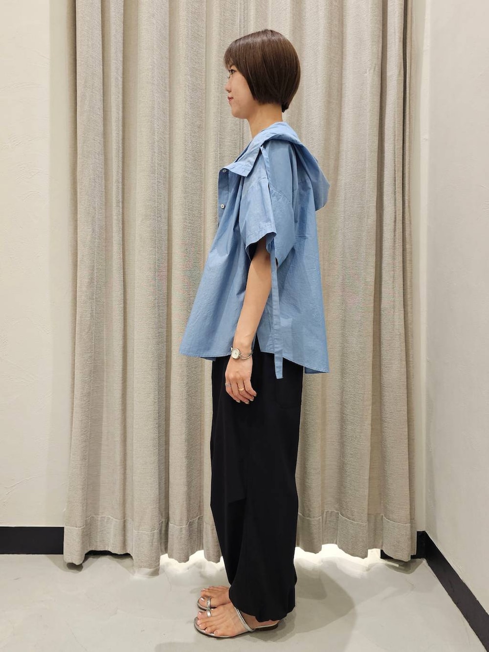 ホワイト系のTシャツ/カットソー、ブルー系のシャツ/ブラウス、シルバー系のサンダルを着用したレディースの夏コーディネートの2枚目の写真