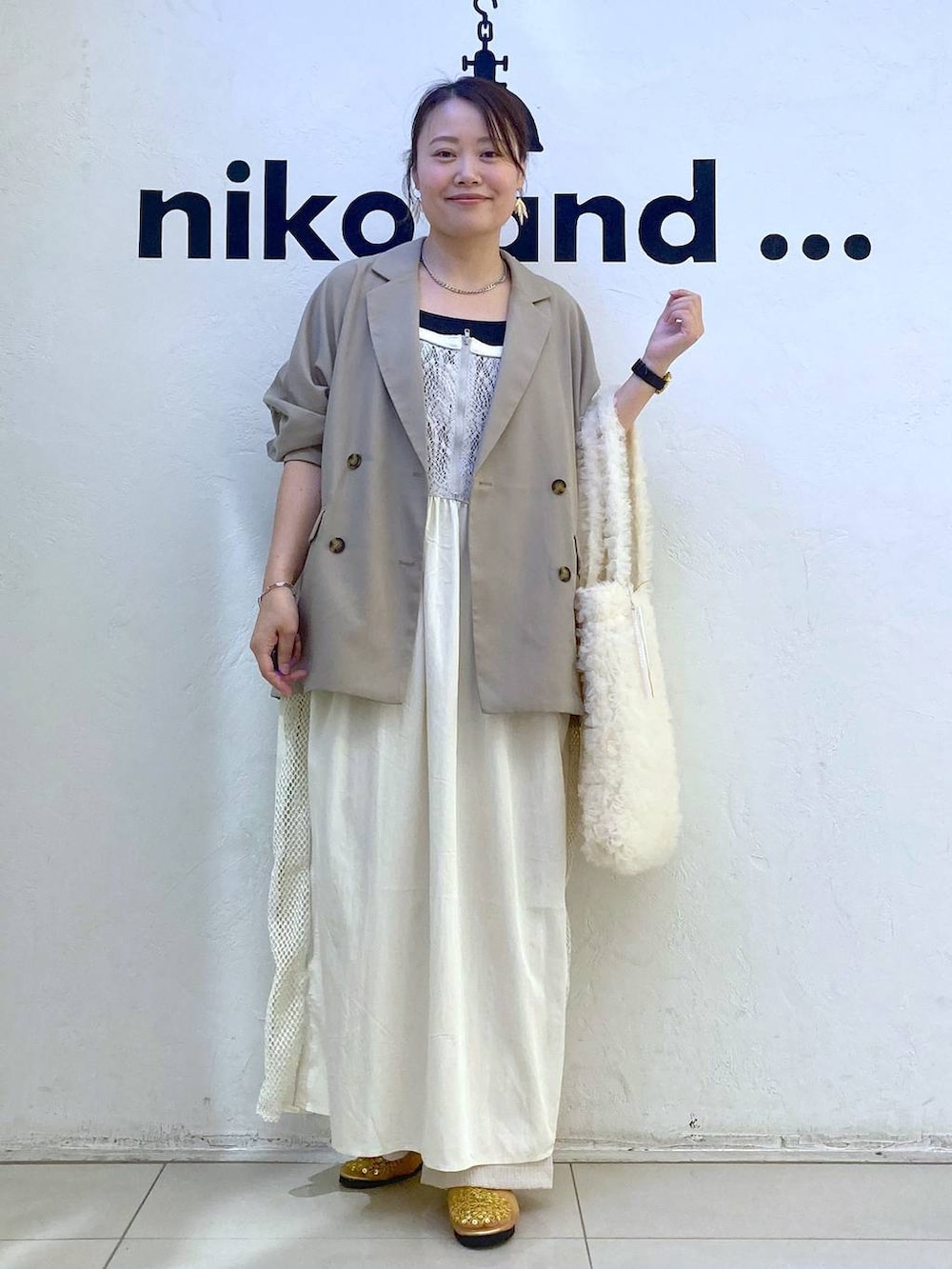 ホワイト系のその他パンツ、ベージュ系のトートバッグ、イエロー系のサンダルを着用したレディースの秋コーディネートの2枚目の写真