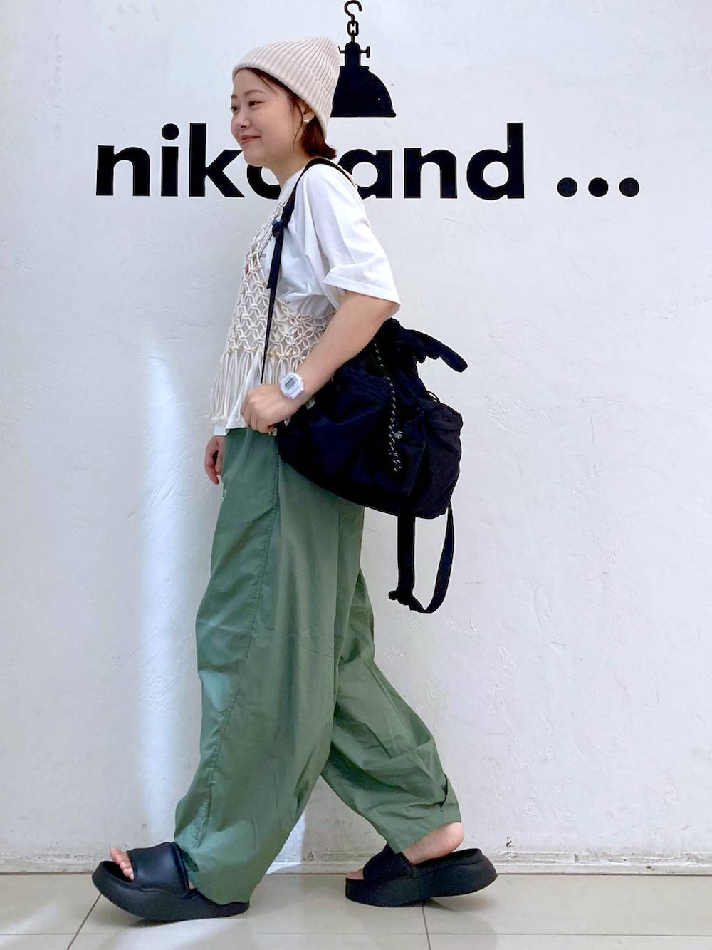 ブラック系のサンダル、ホワイト系のTシャツ/カットソー、グリーン系のその他パンツを着用したレディースの夏コーディネートの5枚目の写真