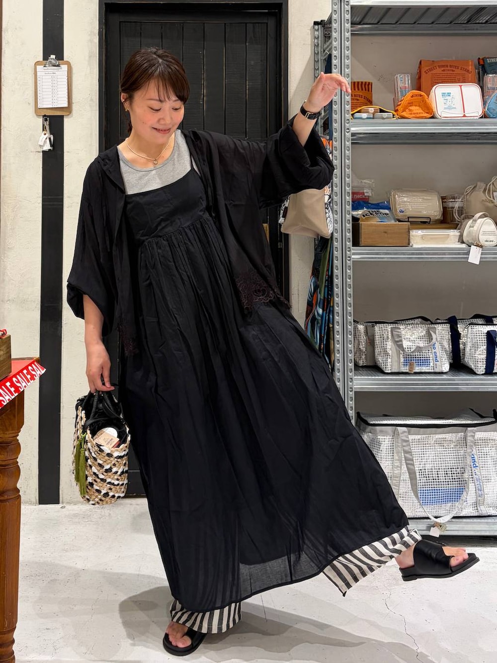 グレー系のタンクトップ、ブラック系のシャツ/ブラウス、その他のかごバッグを着用したレディースの夏コーディネートの3枚目の写真