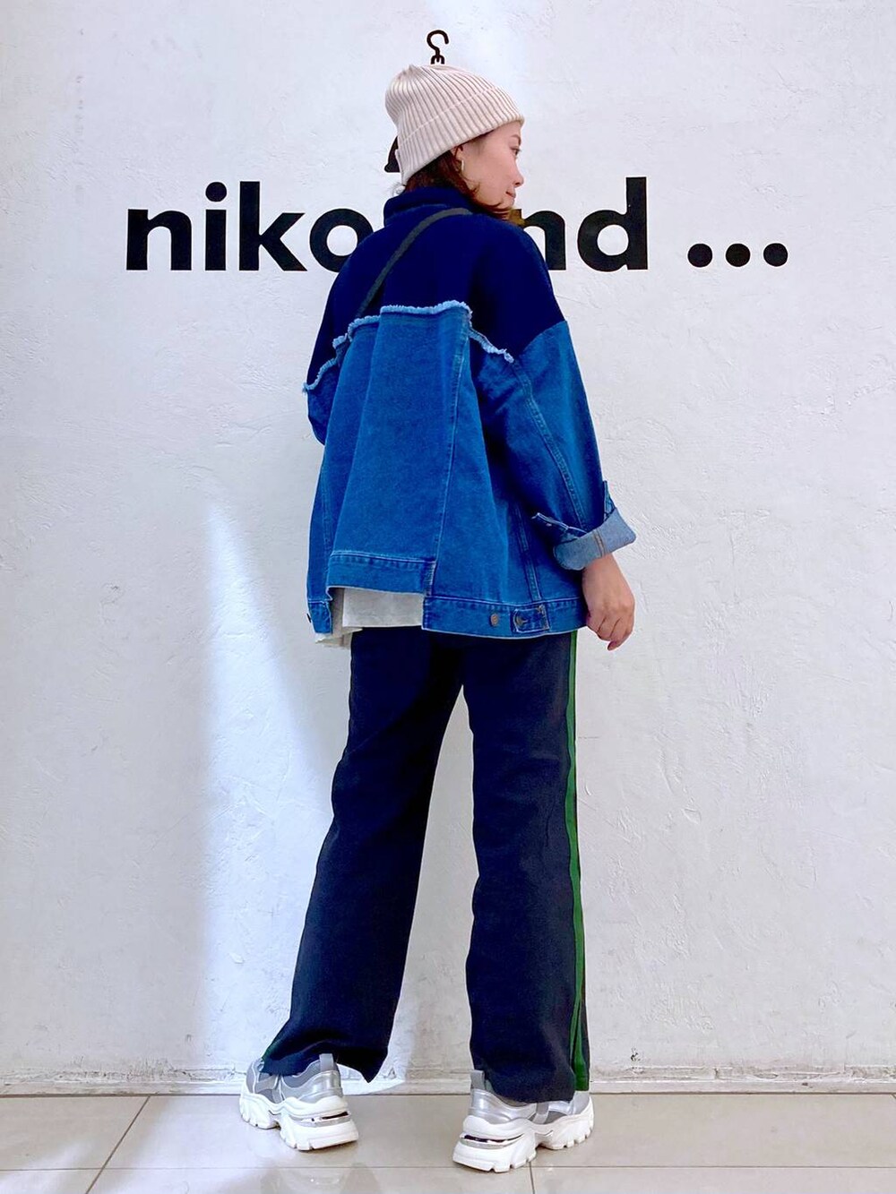 ブルー系のデニムジャケット、ブルー系のその他パンツ、シルバー系のスニーカーを着用したレディースの夏コーディネートの4枚目の写真