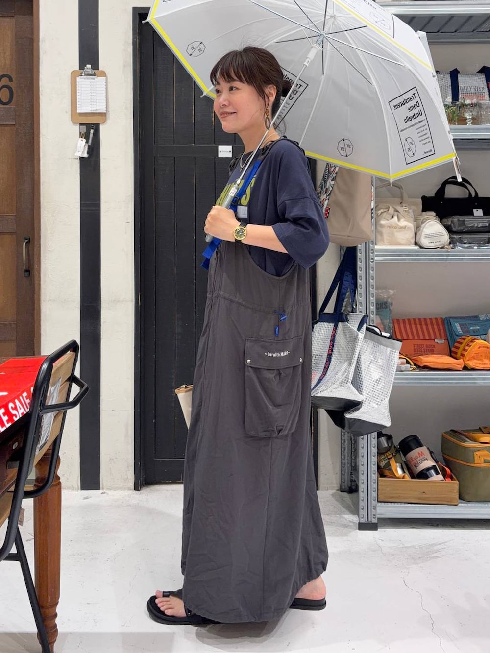 その他のショルダーバッグ、ブルー系のTシャツ/カットソー、ホワイト系の長傘を着用したレディースの夏コーディネートの3枚目の写真