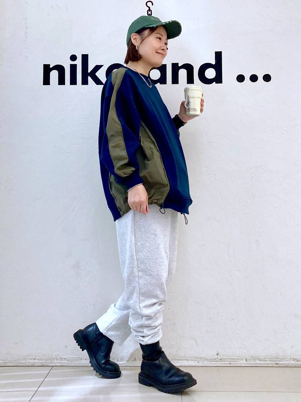 シルバー系のピアス（両耳用）、グレー系のブレスレット、その他のネックレスを着用したレディースの秋コーディネートの5枚目の写真