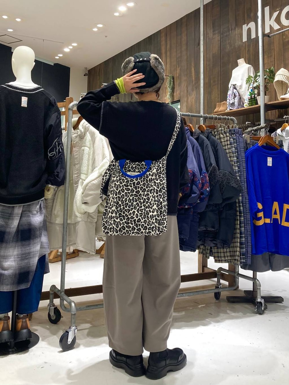 ブラック系のニット/セーター、ブルー系のニット/セーター、その他のトートバッグを着用したレディースの秋コーディネートの4枚目の写真