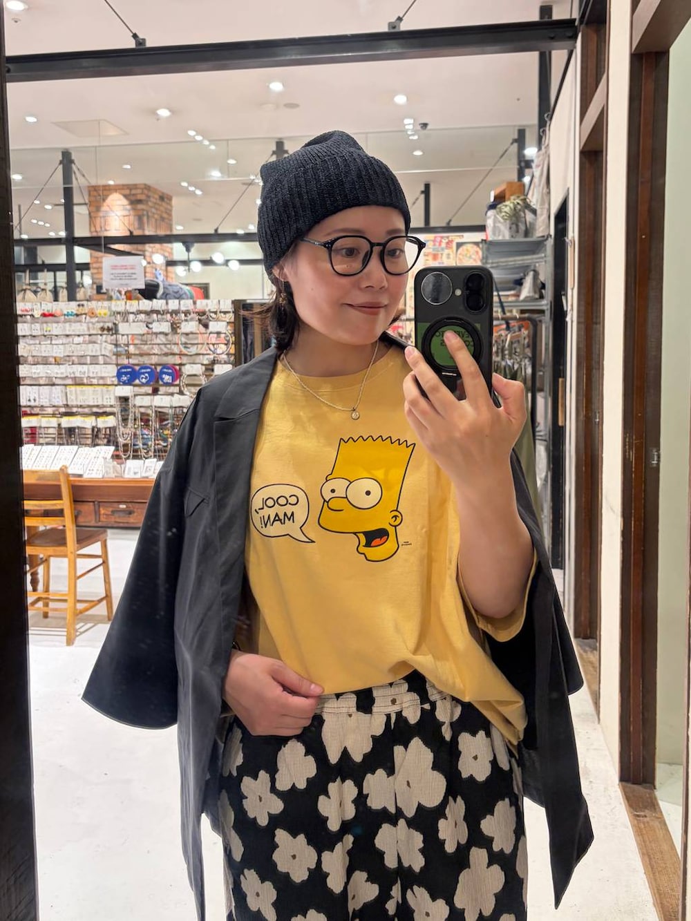 グレー系のテーラードジャケット、その他のその他パンツ、オレンジ系のTシャツ/カットソーを着用したレディースの夏コーディネートの2枚目の写真