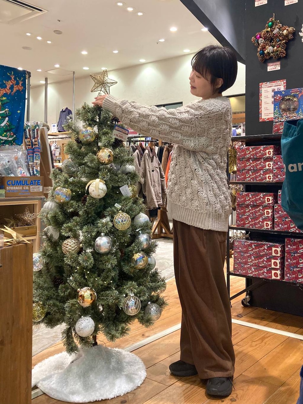 ホワイト系のTシャツ/カットソー、グレー系のニット/セーター、ブラウン系のその他パンツを着用したレディースの秋コーディネートの2枚目の写真