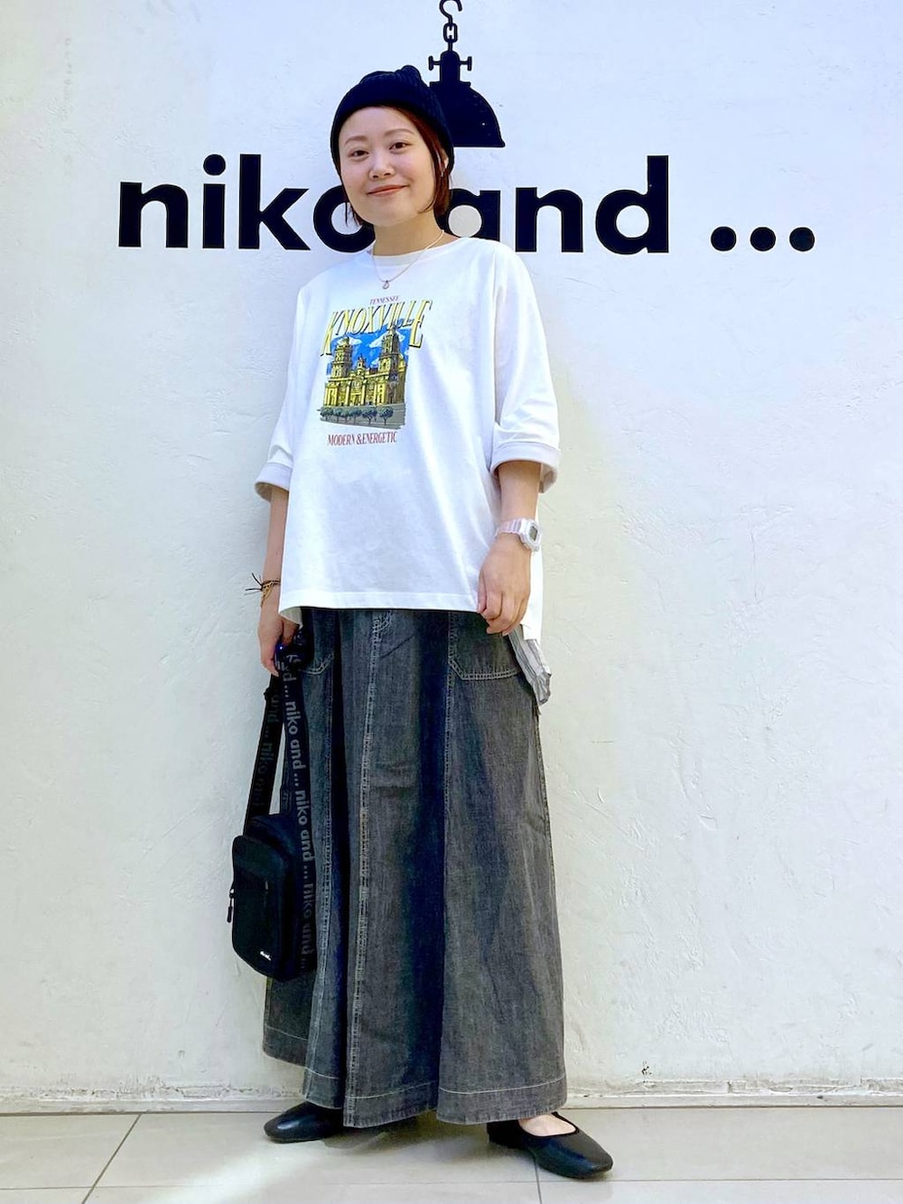 ホワイト系のTシャツ/カットソー、その他のパンプス、ブラック系のショルダーバッグを着用したレディースの夏コーディネートの2枚目の写真
