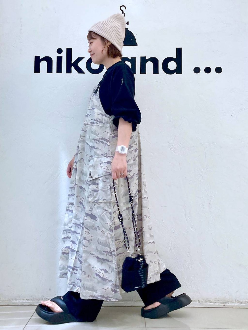 ブラック系のショルダーバッグ、ブラック系のサンダル、ブラック系のTシャツ/カットソーを着用したレディースの春コーディネートの4枚目の写真