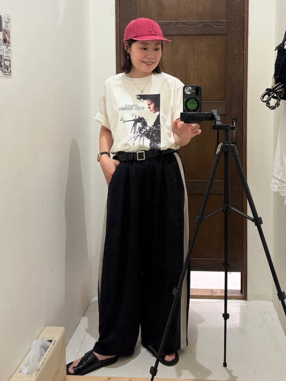 グレー系のその他パンツ、ホワイト系のTシャツ/カットソー、ブラック系のベルトを着用したレディースの夏コーディネートの2枚目の写真