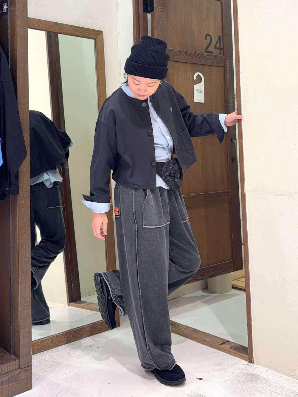 ブルー系のシャツ/ブラウス、ブラック系のノーカラージャケット、ブラック系のその他シューズを着用したレディースの春コーディネートの5枚目の写真