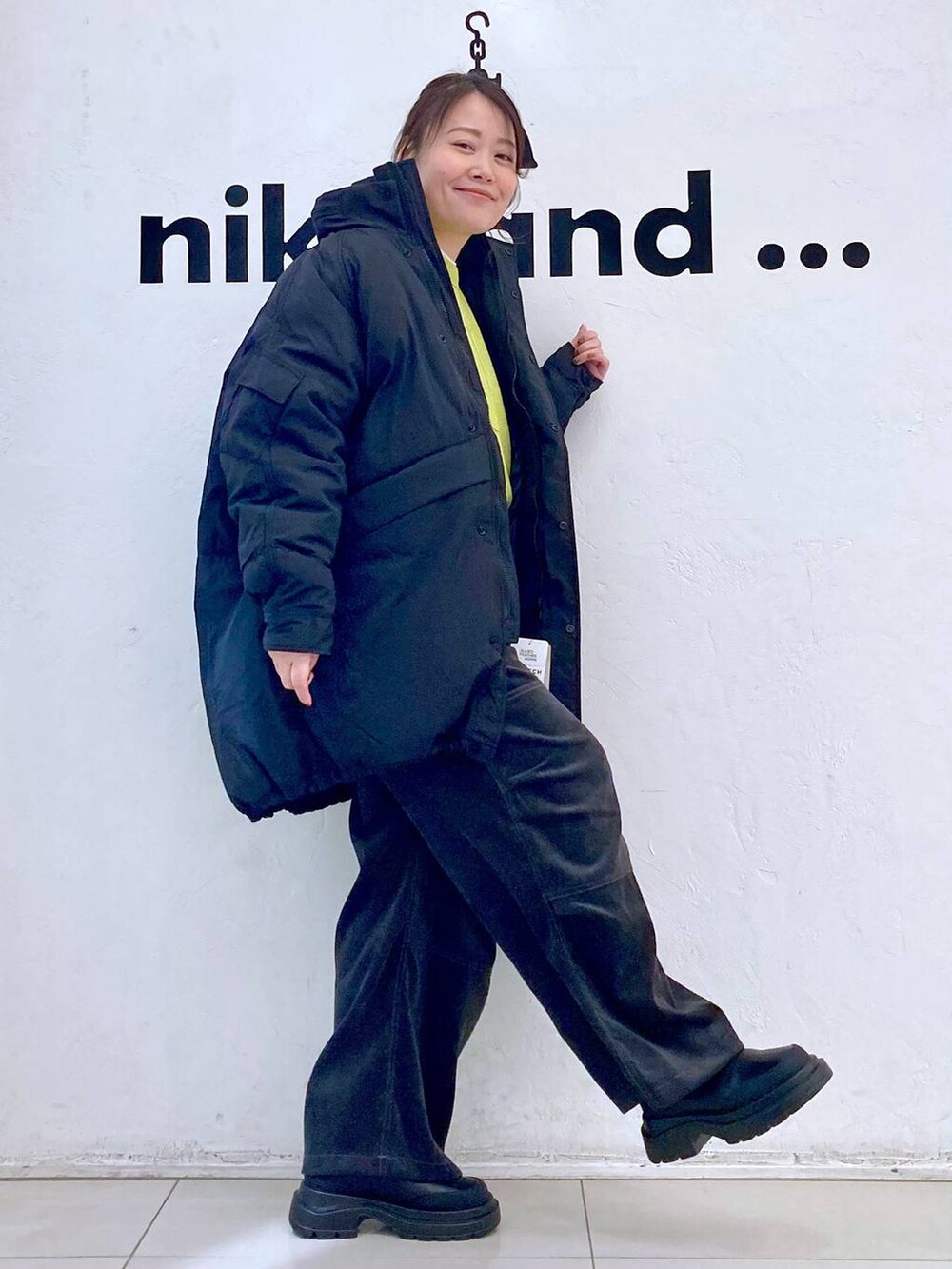 グレー系のその他パンツ、ブラック系のショルダーバッグ、ブラック系のブーツを着用したレディースの冬コーディネートの5枚目の写真