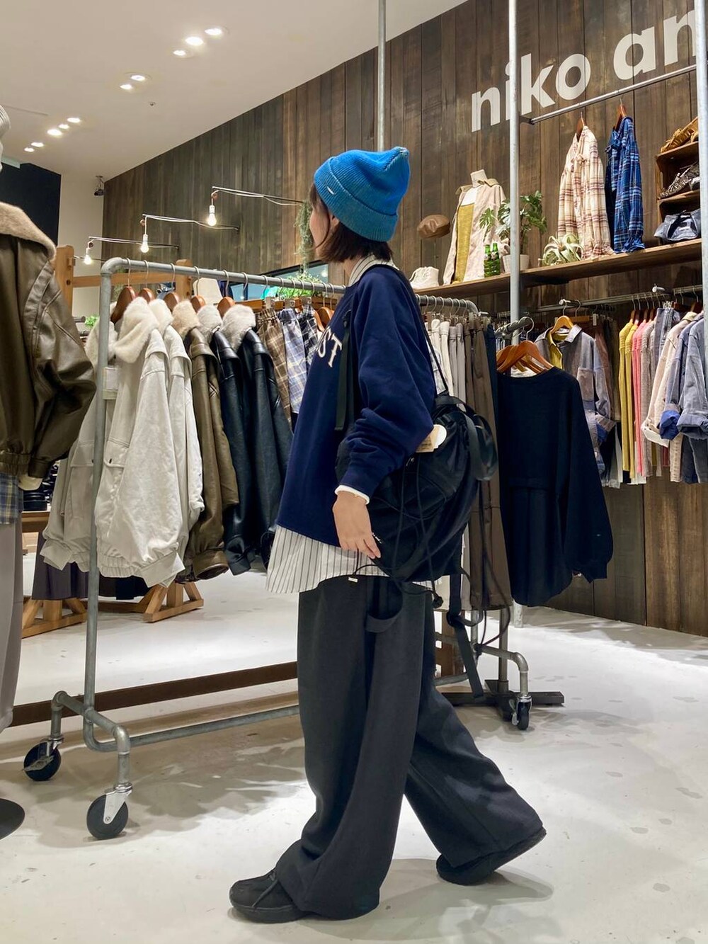 グレー系のその他パンツ、ブルー系のスウェット、ホワイト系のシャツ/ブラウスを着用したレディースの秋コーディネートの3枚目の写真