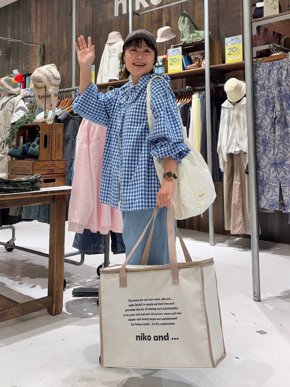 ブルー系のその他パンツ、ブラック系のパンプス、ブルー系のシャツ/ブラウスを着用したレディースの春コーディネートの3枚目の写真