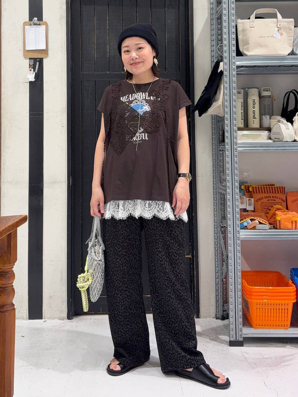 グレー系のその他パンツ、グレー系のトートバッグ、ブラウン系のTシャツ/カットソーを着用したレディースの春コーディネートの2枚目の写真